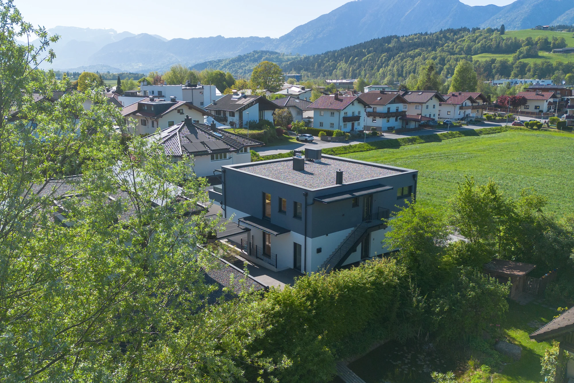 Haus und grüne Wohnumgebung in Wörgl mit Blick auf die Tiroler Berge