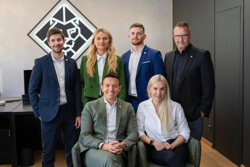 Das sechsköpfige Team von Zefi Immobilien im Büro