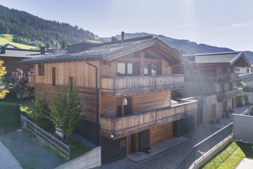 Alpine Eleganz trifft majestätische Aussicht – Exklusives Luxus-Chalet mit Panoramablick – Foto 2
